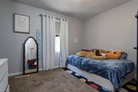 Bedroom - 3636 S Walnut Hill Dr, Springfield, MO 65807 photo 2 of 3