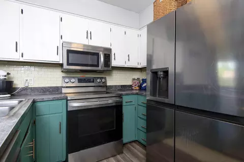 Kitchen - 3636 S Walnut Hill Dr, Springfield, MO 65807 photo 1 of 2