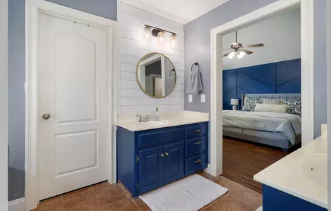 Bath - 5120 E Sugarwood St, Springfield, MO 65809 photo 4 of 6