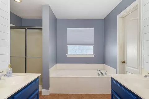 Bath - 5120 E Sugarwood St, Springfield, MO 65809 photo 1 of 6