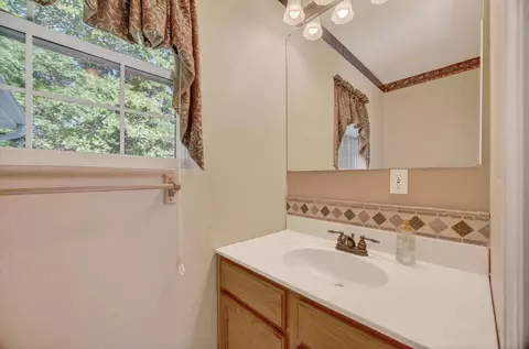 Bath - 928 Julian St, Marshfield, MO 65706 photo 1 of 7
