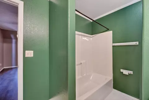 Bath - 928 Julian St, Marshfield, MO 65706 photo 7 of 7