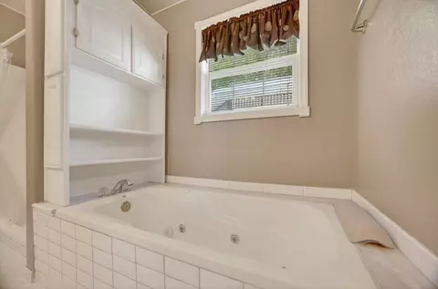 Bath - 928 Julian St, Marshfield, MO 65706 photo 3 of 7
