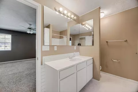 Bath - 928 Julian St, Marshfield, MO 65706 photo 5 of 7