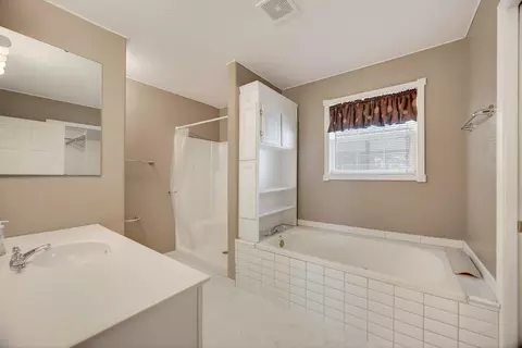 Bath - 928 Julian St, Marshfield, MO 65706 photo 2 of 7