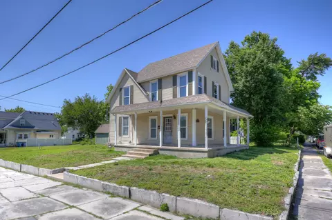 813 Lyon St, Carthage, MO 64836