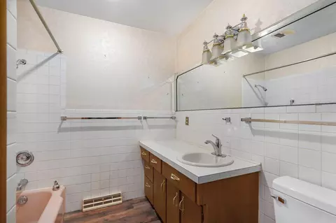 Bath - 116 Mcclintic Ave, Forsyth, MO 65653 photo 1 of 5