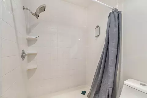Bath - 3267 S Benton Ave, Springfield, MO 65807 photo 2 of 4