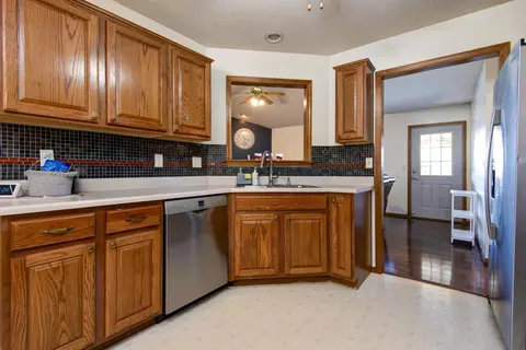 Kitchen - 3587 W Shawnee Pl, Springfield, MO 65810 photo 2 of 3