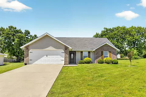 2702 Neosho Heights Cir, Neosho, MO 64850