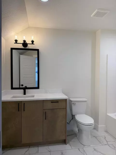 Bath - 6039 S Holland Ave, Springfield, MO 65810 photo 8 of 8