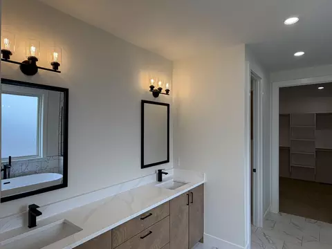 Bath - 6039 S Holland Ave, Springfield, MO 65810 photo 4 of 8