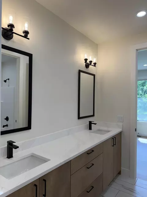 Bath - 6039 S Holland Ave, Springfield, MO 65810 photo 6 of 8