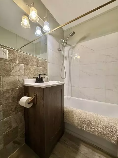 Bath - 1858 S Franklin Ave, Springfield, MO 65807 photo 2 of 2
