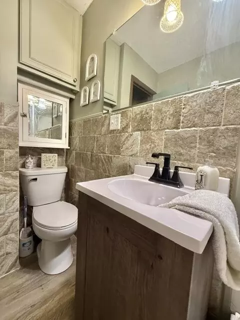 Bath - 1858 S Franklin Ave, Springfield, MO 65807 photo 1 of 2