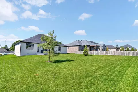 Exterior - 4447 E Kenwood Dr, Springfield, MO 65802 photo 5 of 6