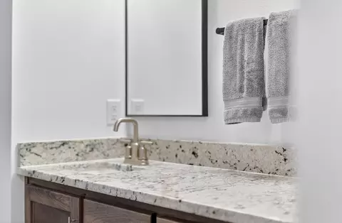 Bath - 4447 E Kenwood Dr, Springfield, MO 65802 photo 4 of 5