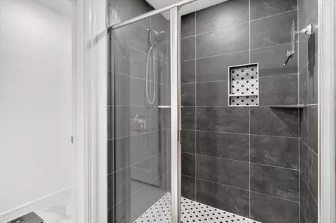 Bath - 4447 E Kenwood Dr, Springfield, MO 65802 photo 2 of 5