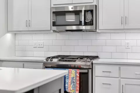 Kitchen - 4447 E Kenwood Dr, Springfield, MO 65802 photo 4 of 6
