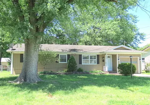1247 S Estate Ave, Springfield, MO 65804