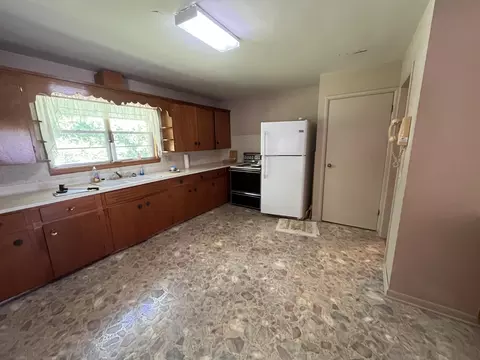 Kitchen - 275 S 3rd St, Mammoth Spring, AR 72554 photo 2 of 3