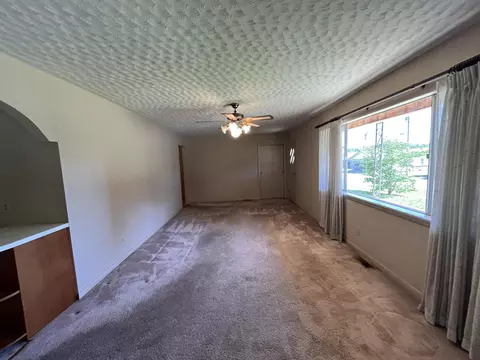 Living - 275 S 3rd St, Mammoth Spring, AR 72554 photo 2 of 4