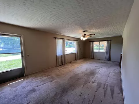 Living - 275 S 3rd St, Mammoth Spring, AR 72554 photo 3 of 4