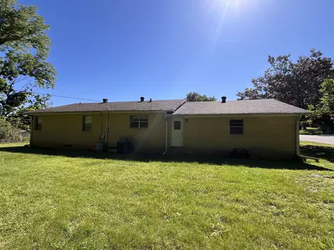 Exterior - 275 S 3rd St, Mammoth Spring, AR 72554 photo 9 of 18