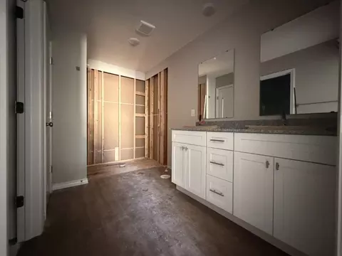 Bath - 2607 W Summerset St, Ozark, MO 65721 photo 2 of 3