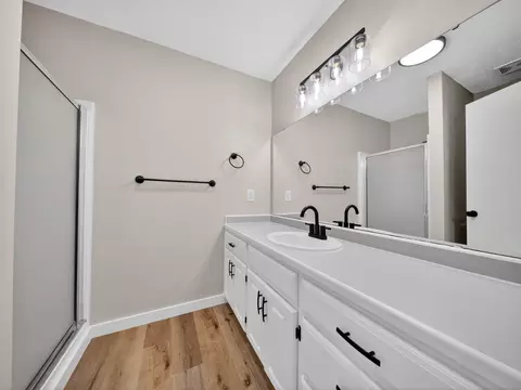 Bath - 210 S Duke Ave, Springfield, MO 65802 photo 1 of 2