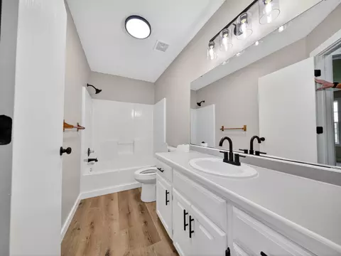 Bath - 210 S Duke Ave, Springfield, MO 65802 photo 2 of 2