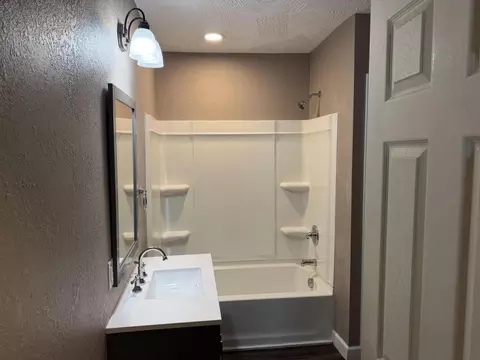 Bath - 2027 N Weller Ave, Springfield, MO 65803 photo 1 of 2