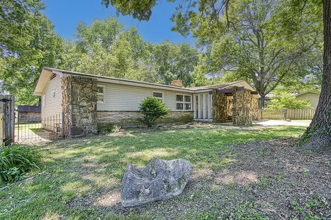 2126 E Crestview St, Springfield, MO 65804