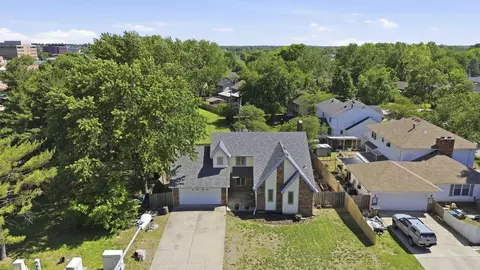 View/Area - 944 E Walnut Lawn St, Springfield, MO 65807 photo 1 of 6