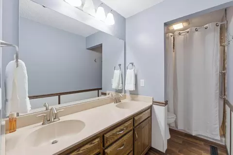 Bath - 944 E Walnut Lawn St, Springfield, MO 65807 photo 1 of 4