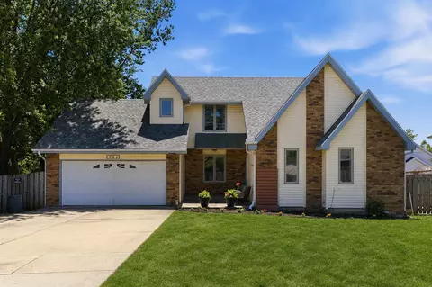 Exterior - 944 E Walnut Lawn St, Springfield, MO 65807 photo 3 of 7