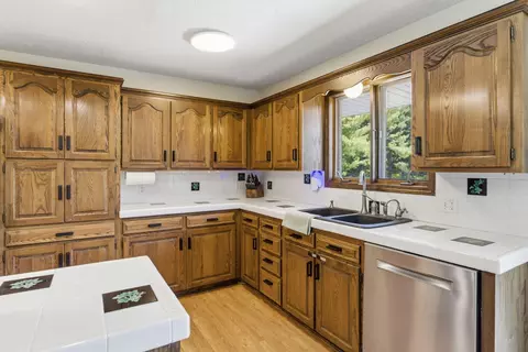 Kitchen - 944 E Walnut Lawn St, Springfield, MO 65807 photo 2 of 2