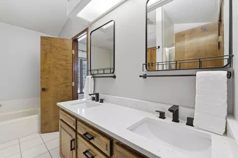 Bath - 944 E Walnut Lawn St, Springfield, MO 65807 photo 2 of 4