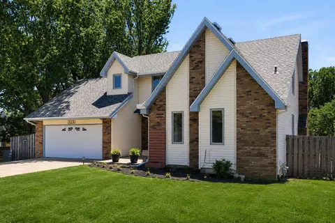 944 E Walnut Lawn St, Springfield, MO 65807