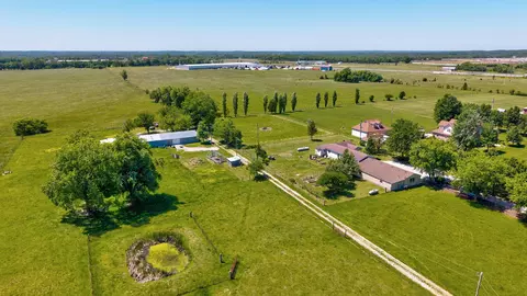 1392 Highway Y, Bolivar, MO 65613