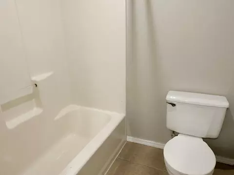 Bath - 702 W Eagle St, Nixa, MO 65714 photo 3 of 4
