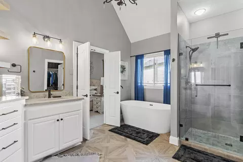 Bath - 2431 E Southview Ct, Ozark, MO 65721 photo 2 of 6