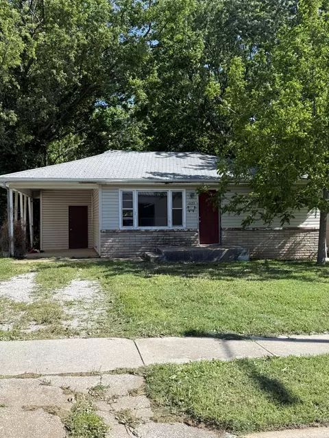 1323 W Poplar St, Springfield, MO 65802
