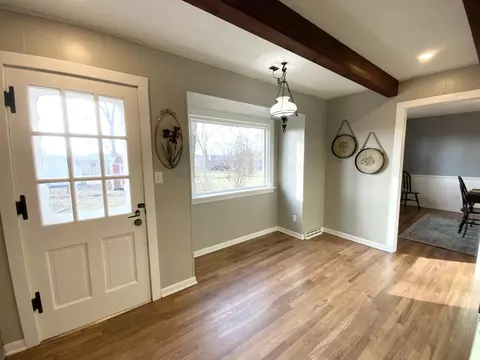 Entry Way - 417 N Lone Pine Ave, Springfield, MO 65802 photo 2 of 4