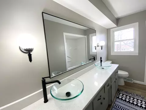 Bath - 417 N Lone Pine Ave, Springfield, MO 65802 photo 5 of 6