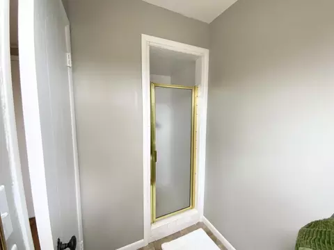 Bath - 417 N Lone Pine Ave, Springfield, MO 65802 photo 2 of 6