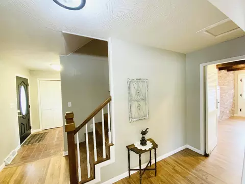 Entry Way - 417 N Lone Pine Ave, Springfield, MO 65802 photo 3 of 4