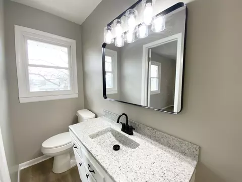 Bath - 417 N Lone Pine Ave, Springfield, MO 65802 photo 4 of 6