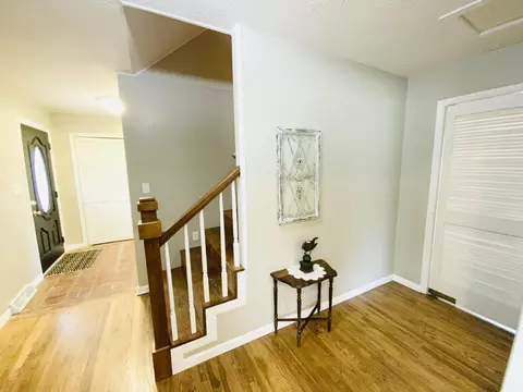 Entry Way - 417 N Lone Pine Ave, Springfield, MO 65802 photo 4 of 4