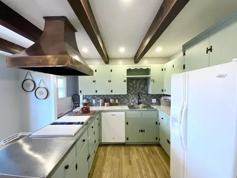 Kitchen - 417 N Lone Pine Ave, Springfield, MO 65802 photo 2 of 4